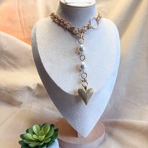 Inicio Collar artesanal dorado con dije de corazón brillante y perlas blancas - Touched by Myrna